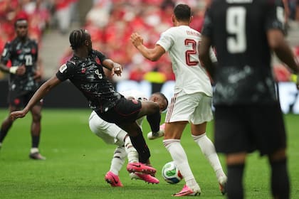 La jugada que quedó marcada en la retina de los hinchas por el triste resultado ocurrió en el segundo tiempo del encuentro disputado en Canadá, cuando Madibo llegó tarde y arrasó con la pierna de su colega.
