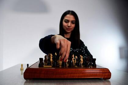 La jugadora de ajedrez iraní Sara Khadem juega una partida en un lugar del sur de España