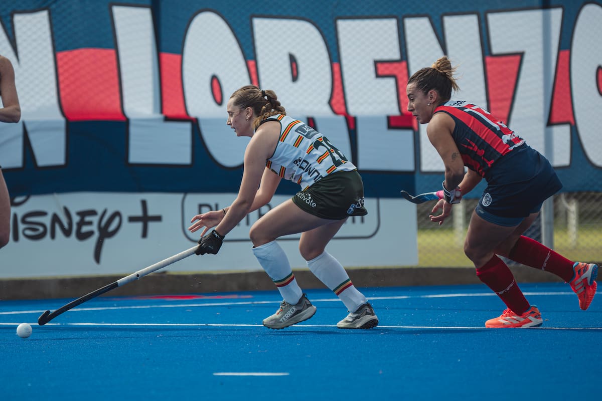 La jugadora de Lomas protege la bocha ante la rival azulgrana