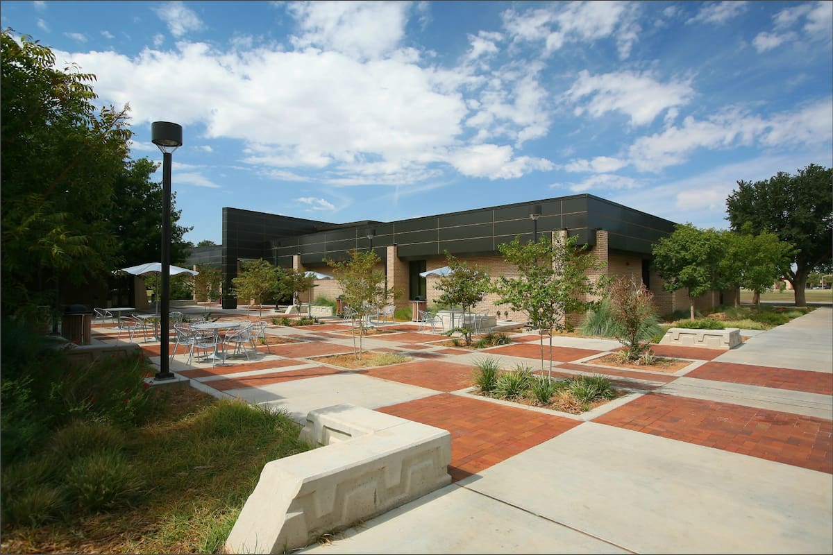 La junta de la universidad aprobó de manera unánime el acuerdo para la extracción de petróleo y gas, que incluye una lista de protecciones para el terreno