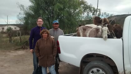 "En el paraje Arroyo Los Patos, cerca de Punta de Agua, en San Rafael, Daniela y Juan Leal, una familia criancera, sumó sus cabras de refugo para una venta conjunta que en el invierno de 2017 reunió 400 animales", dijo Raimundo Laugero