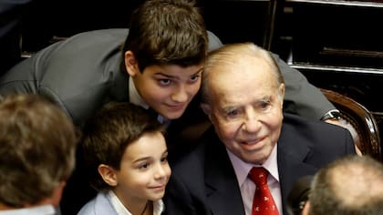 Carlos Menem acompañado por su familia
