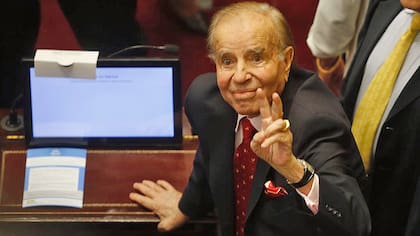 Carlos Menem saluda desde el recinto
