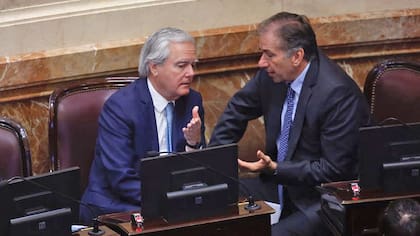 Pinedo conversa antes del comienzo de la ceremonia