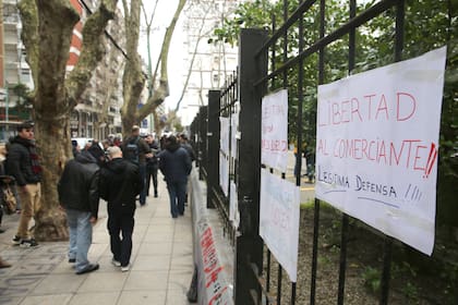 La justicia concedió el arresto domiciliario al comerciante acusado de matar a un menor de edad.
Vecinos y familiares se juntaron frente a los tribunales para pedir su libertad.