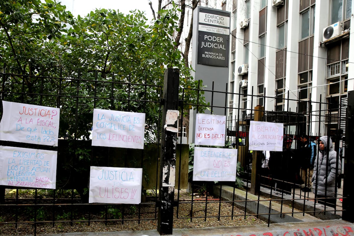 La justicia concedió el arresto domiciliario al comerciante acusado de matar a un menor de edad.
Vecinos y familiares se juntaron frente a los tribunales para pedir su libertad.