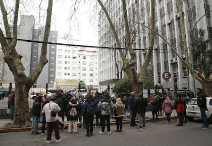 La justicia concedió el arresto domiciliario al comerciante acusado de matar a un menor de edad.
Vecinos y familiares se juntaron frente a los tribunales para pedir su libertad.