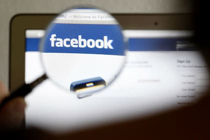 La Justicia consideró un delito federal revisar las conversaciones ajenas en las redes sociales, mails y celular, con pena de hasta un año de prisión