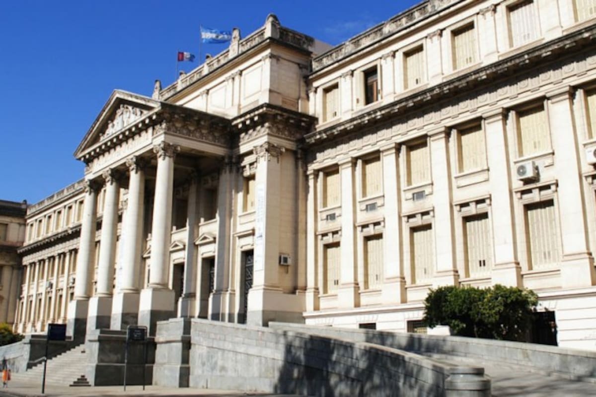 La Justicia de Córdoba condenó a un padre a pagar a un hijo una indemnización de $100 millones por no haberlo reconocido hasta su edad adulta