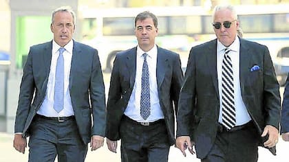 Alejandro Burzaco (en el centro), con sus abogados; la justicia norteamericana busca más vínculos argentinos en el FIFAgate