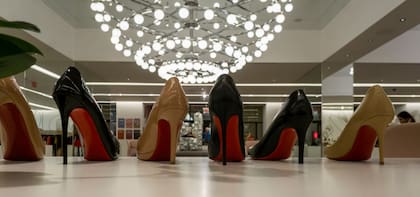 La Justicia determinó que el rojo de sus suelas de Louboutin había adquirido “un significado secundario”, es decir, se había convertido en un elemento que les bastaba a los consumidores para identificar la marca