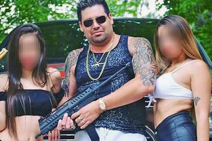 La Justicia determinó que eran réplicas las armas con las que el hombre señalado como El Patrón del Oeste aparecía en fotografías