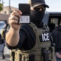 Redadas del ICE en California: agentes podrán seguir sin identificarse pese a ley estatal