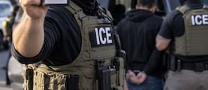 Redadas del ICE en California: agentes podrán seguir sin identificarse pese a ley estatal