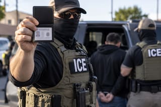 Redadas del ICE en California: agentes podrán seguir sin identificarse pese a ley estatal