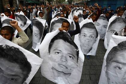 La Justicia ordenó 83 órdenes de detención, luego que un informe oficial considerara "crimen de Estado" el caso Ayotzinapa.