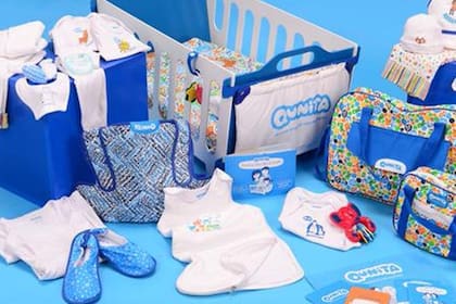 Cristina Kirchner presentó el Plan Qunita en 2015, para 150.000 beneficiarias de un kit que incluía una cuna de madera, indumentaria para el recién nacido, un portabebé, un bolso materno, un cambiador, y otros elementos “de uso cotidiano”; además de una guía de cuidados básicos