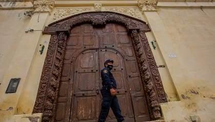 La Justicia ordenó una custodia policial en el convento San Bernardo y prohibió a los curas denunciados acercarse a menos de 300 metros