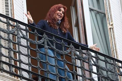 La Justicia pide investigar las salidas de Cristina Kirchner de su departamento dentro del edificio.