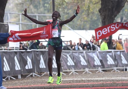 La keniana Rebecca Kangogo Chesir, ganadora en damas con récord de circuito