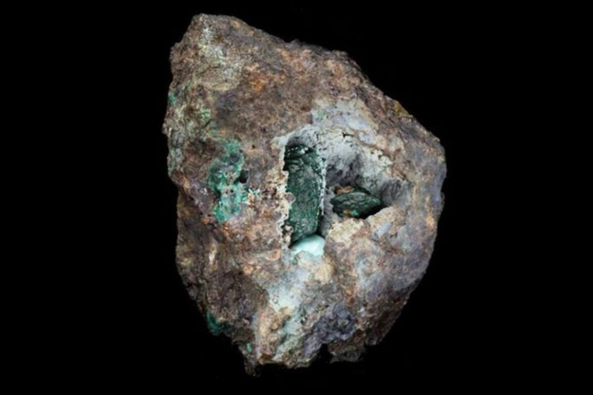 La kernowita tiene un característico color verde oscuro.