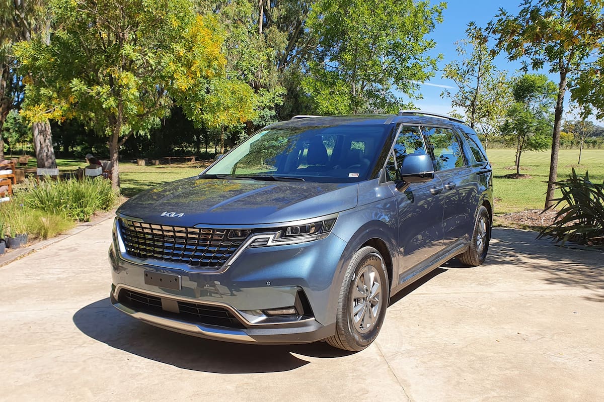 La Kia Carnival estrena una silueta más estilo SUV en reemplazo de su anterior formato más monovolumen