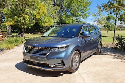 La Kia Carnival estrena una silueta más estilo SUV en reemplazo de su anterior formato más monovolumen