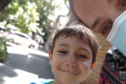 La kinesióloga Lucía Gómez y su hijo Mateo