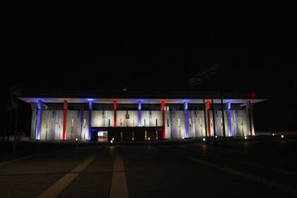 La Knesset en Jerusalén se ilumina con los colores rojo, blanco y azul de la bandera norteamericana, el 9 de octubre de 2025. Fuente: X