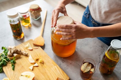 La kombucha es promocionada en redes sociales como la solución a los problemas en los intestinos (Foto: Freepik)