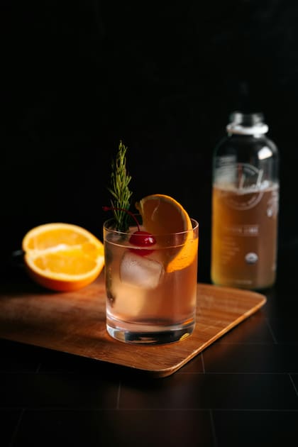 La kombucha es un té fermentado popular que ha atraído considerable atención debido, en parte, a los beneficios que sugiere para la salud