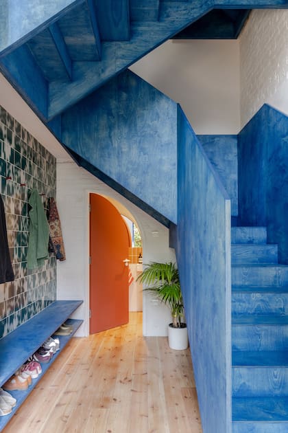 La laca especial en color azul cobalto deja ver las vetas de la madera y la convierte en protagonista.