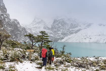 La laguna Azul y, a la izquierda, debajo de las nubes, el glaciar Alfredo.