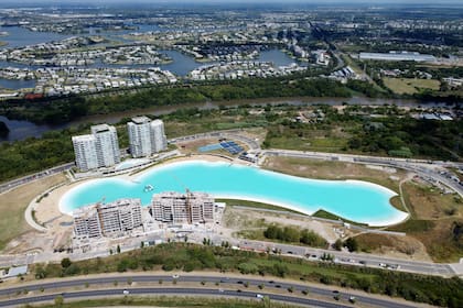 La laguna cristalina es el amenity central del emprendimiento desarrollado bajo el concepto wellness real estate