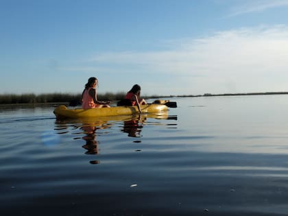 La laguna de Lobos es ideal para los fanáticos de los deportes náuticos.