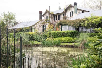 La laguna domina el jardín posterior