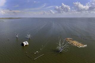 Vuelven los desbordes en una emblemática laguna de miles de hectáreas
