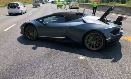 La Lamborghini Huracan EVO Spyder empezó a fallar y se frenó en el carril tercero de la autopista M1 de West Yorkshire (Twitter)