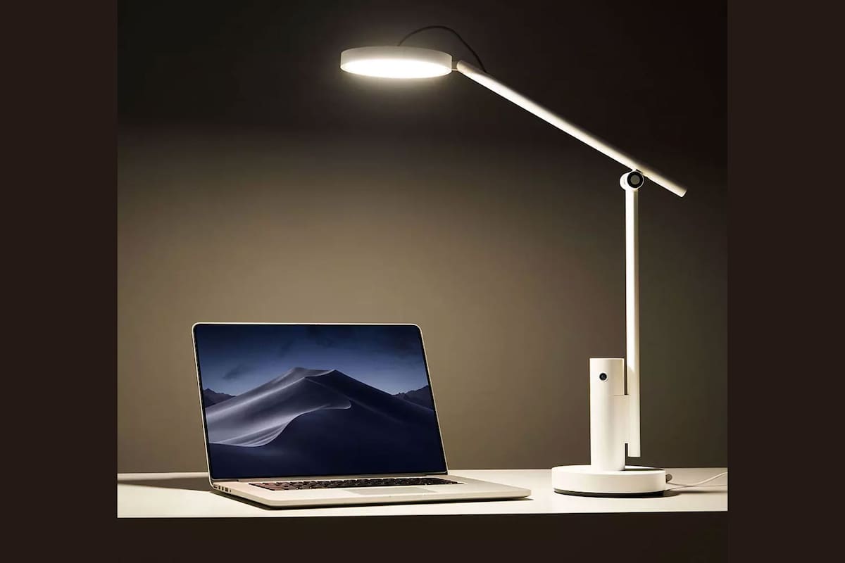 La lámpara conectada de Xiaomi se puede controlar desde un smartphone y cuenta con una cámara, micrófono y parlante