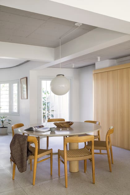 La lámpara era de los abuelos de la arquitecta Cielo Pipkin, dueña de casa. Su papá se la dio al ver que iba a quedar perfecta en ese espacio: “Me hace acordar a tu casa”, le dijo.