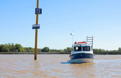 La lancha municipal patrulla a diario la zona para evitar usurpaciones y cuidar el ecosistema.