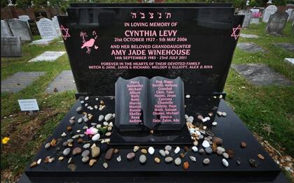 La lápida de Amy Winehouse en el cementerio judío de Edgwarebury, en Londres