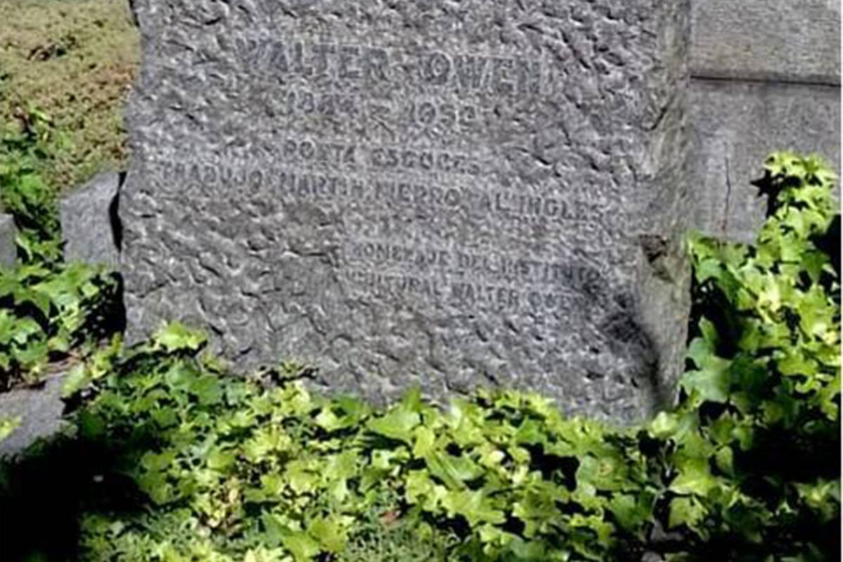 La lápida de Owen en el cementerio británico