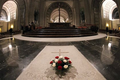 El cadáver del exdictador español Francisco Franco será finalmente retirado de la sepultura de honor en el Valle de los Caídos donde se encuentra ahora, con los honores que puedan rendirle sus familiares en un tramo en el que lleven a pulso el féretro hasta su nueva sepultura