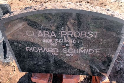 La lápida desenterrada con los nombres de Clara Probst geb. Schmidt (1877-1952) y Richard Schmidt (1886-1973). Este último, un miembro de elite del Partido Nazi en la Argentina