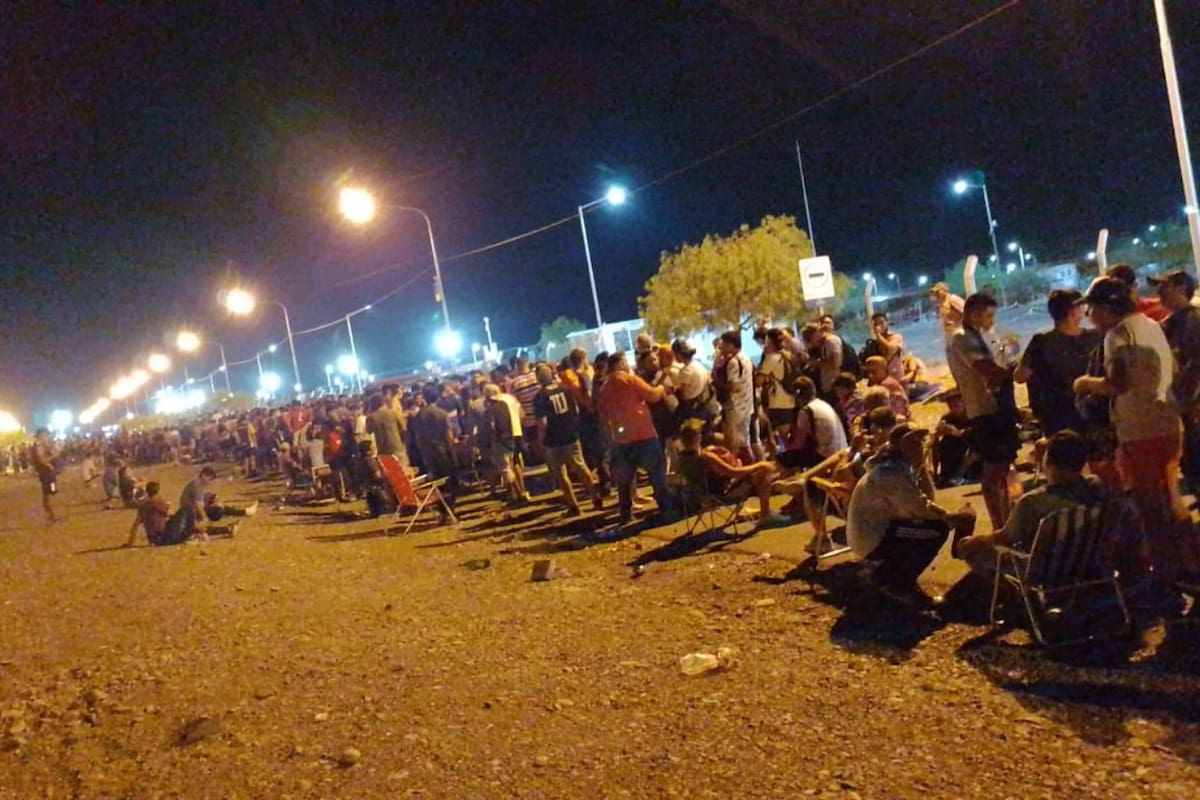 La larga fila de gente que acampó cerca del autódromo de Villicum para conseguir un par de entradas