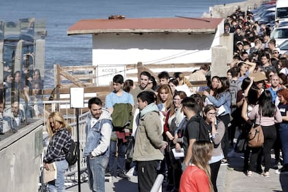 La larga fila de quienes esperan ser convocados, ayer en un espacio gastronómico de Playa Grande