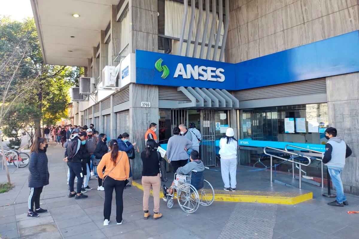 La larga fila hoy, en la oficina de la Anses del barrio porteño de Floresta, para inscribirse en busca del cobro del bono de $18.000