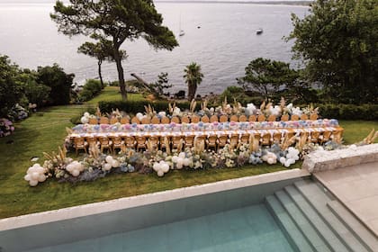 La larga mesa junto al mar estaba decorada con hortensias rosas y celestes.