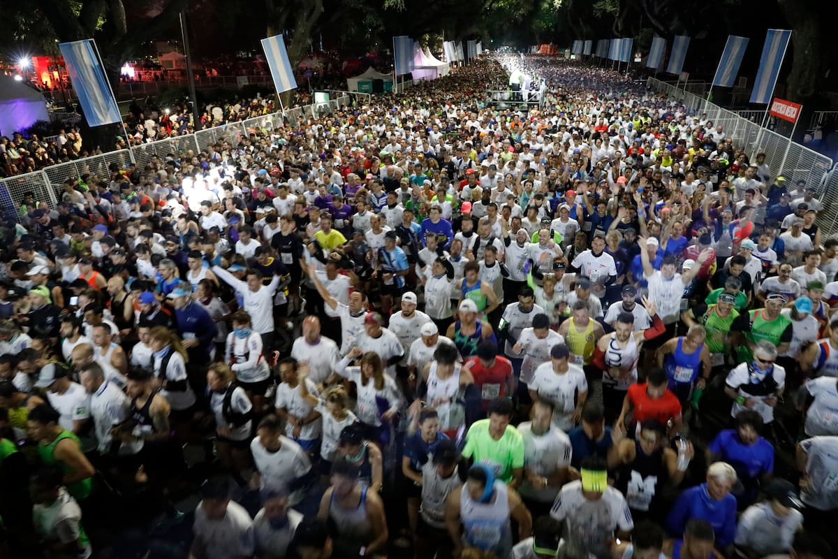 La largada de la prueba del año pasado en la que participaron 22.000 personas; el domingo habrá mil participantes más